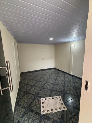 Alugo casa de fundos QNA