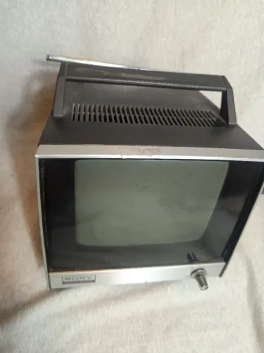 Tv portátil Sony tv 720u funcionando. 