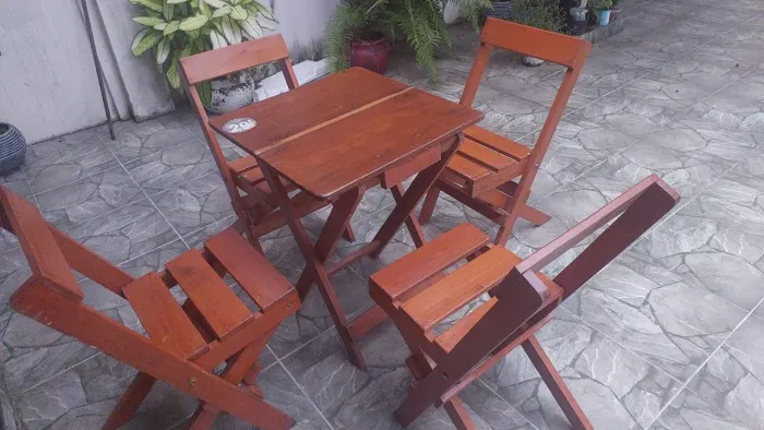 Vendo jogo de mesa de madeira pura