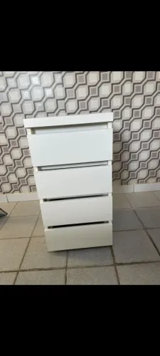 Gaveireiro com 4 gavetas com pequenas avarias