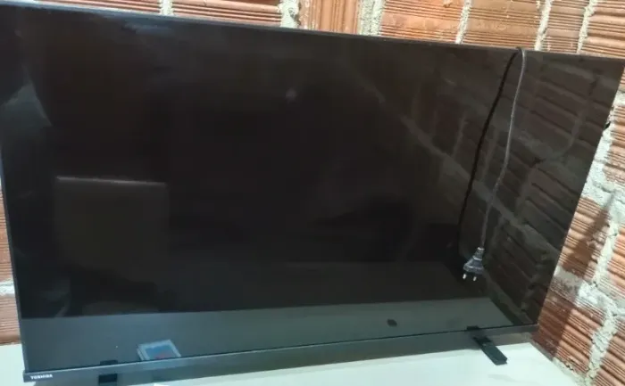 Vendo TV, Toshiba de 43 polegada quebrada.