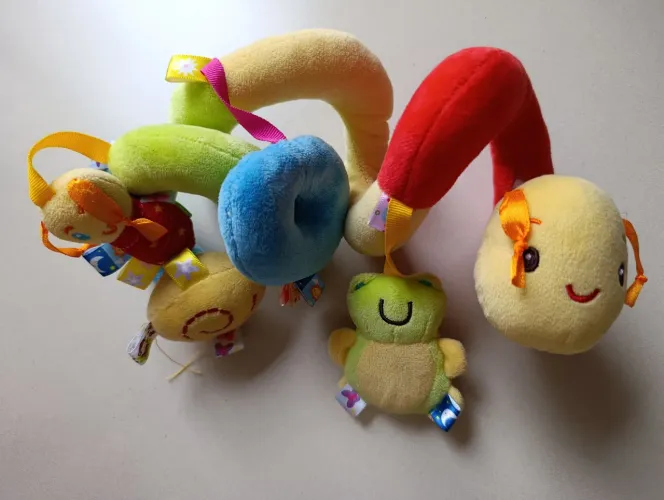 Pelúcia para carrinho centopéia com chocalhos