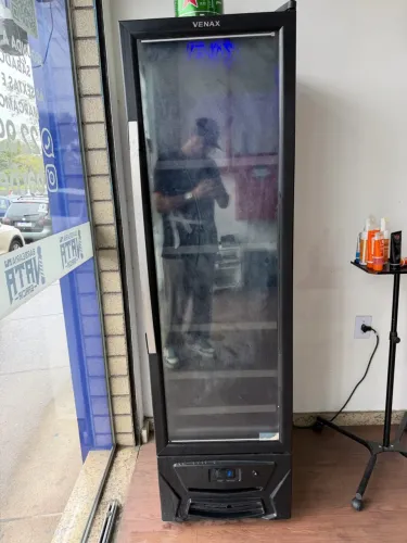 Vendo freezer expositor vertical Venax, preto.