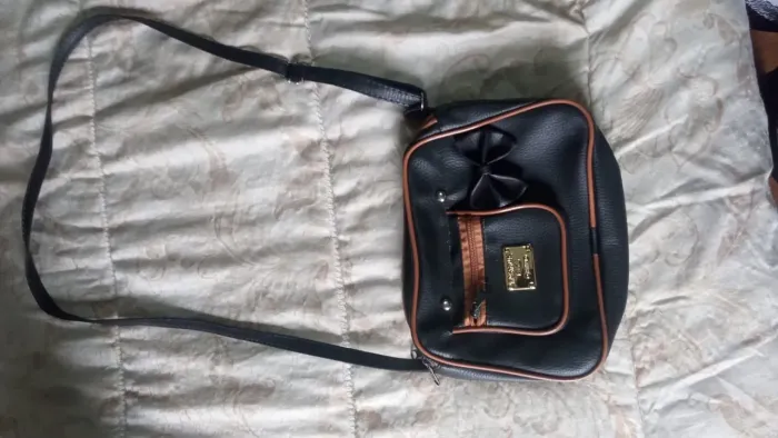 Bolsa transversal preta e marrom courinho