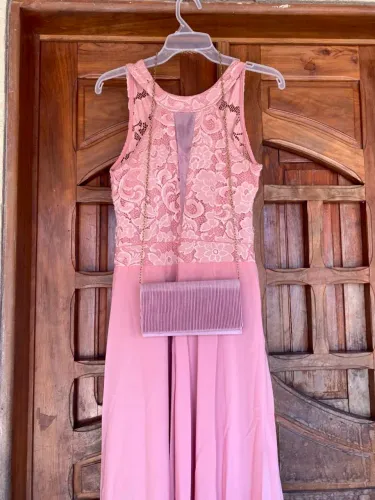 Vestido de festa com bolsa