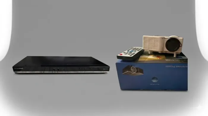 Kit Cinema em Casa: Mini Projetor + Aparelho Samsung