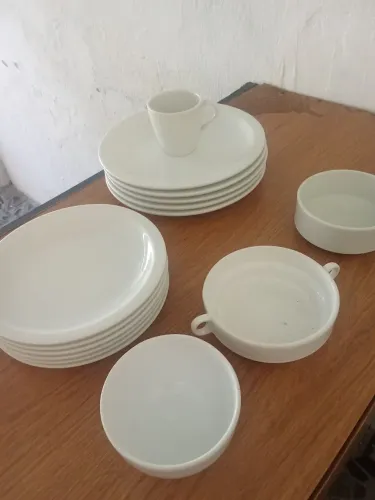 Vendo loças prato grande e pequeno