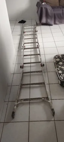Escada alumínio semi nova 