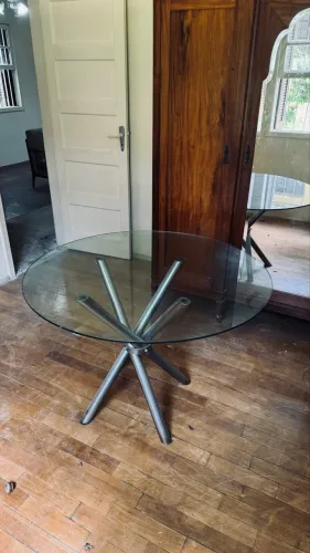 Mesa Standar, com design moderno e elegante. Tampo em vidro e base tubular inox - D110cm