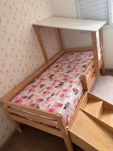 Cama de solteiro com telhado de casinha e escorregador