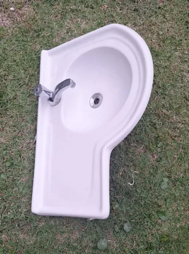 Pia para banheiro com torneira