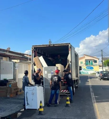Prestação de serviços de ajudante de mudanças e carga e descarga,comualidade e eficiência.