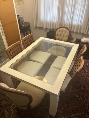 Mesa 6 lugares. Não acompanha as cadeiras.