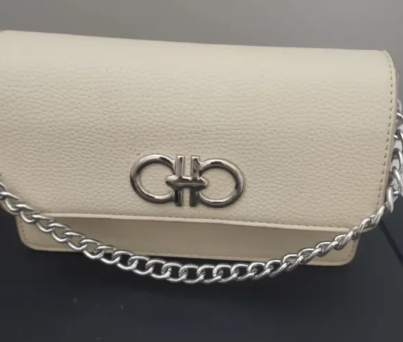 Bolsa de mão creme  alça metal