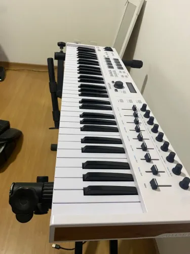 Controlador Midi Arturia Keylab Essential 61 + Capa + Beringer UM22