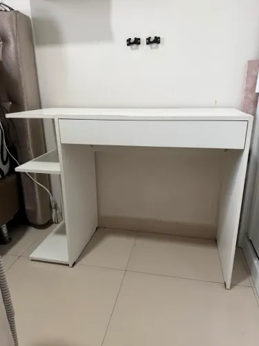 Mesa de MDF em ótimo estado (com gaveta e divisórias)