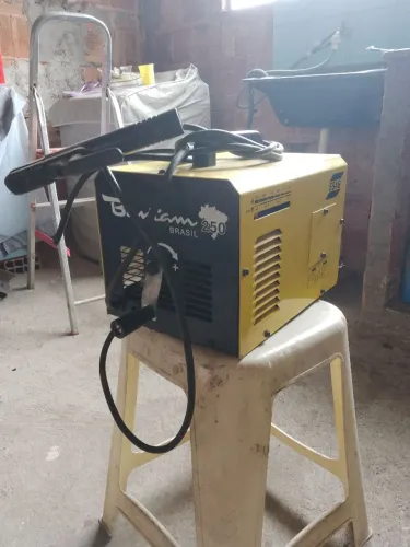 Vendo máquina de solda bantan 127_220 voltes semi nova usada uma vez 250 amperes 400,00