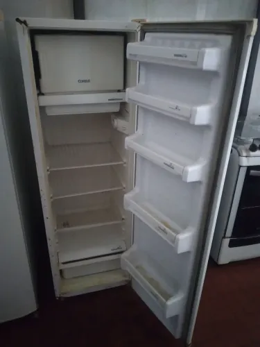vendo essa geladeira original com garantia entrgo watesapp * 400