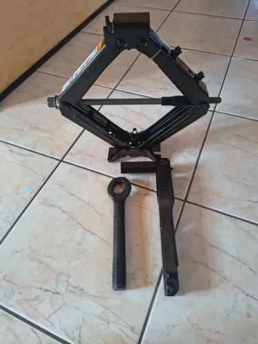 *Vendo: Macaco e chave, suporta até 2T.VALOR: 130,00.