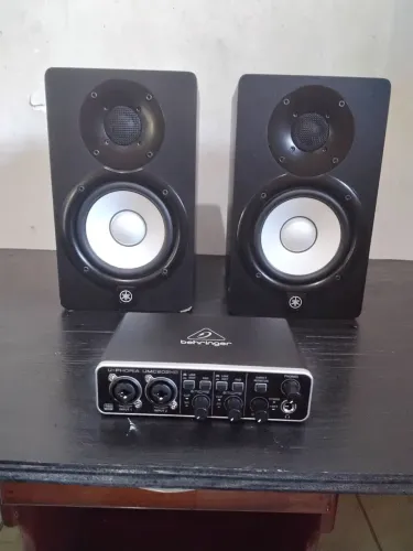 Monitores + interface de audio