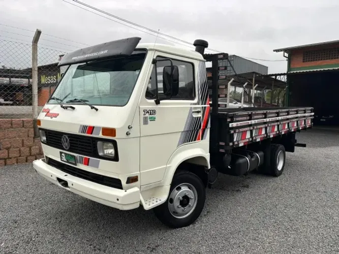Volkswagen 7-110 com carroceria
