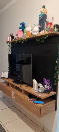 Painel de TV com Rack Suspenso (Madeira e Preto) - Lindo e Conservado!