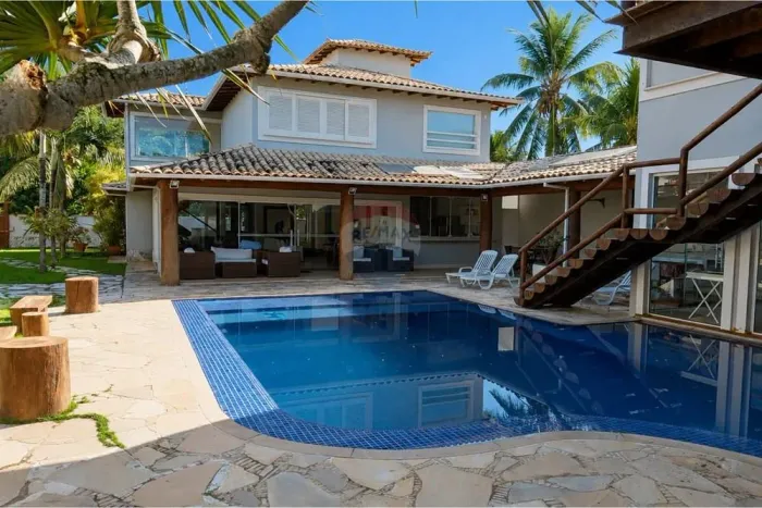 À Venda Residência de Alto Padrão a 300 m da Praia de Tucuns | Ideal para Moradia ou Pousa