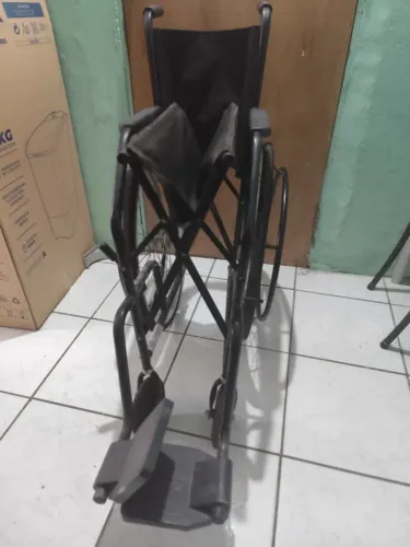 CADEIRA DE RODA EM PERFEITO ESTADO