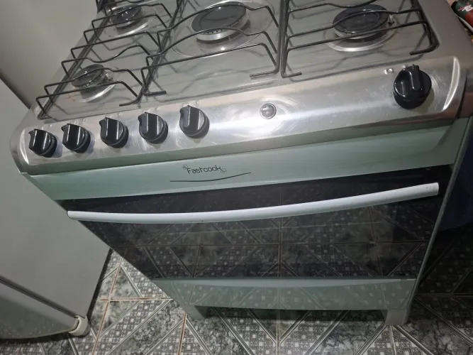 FOGÃO 5 BOCAS - NOVÍSSIMO - FORNO NUNCA FOI USADO