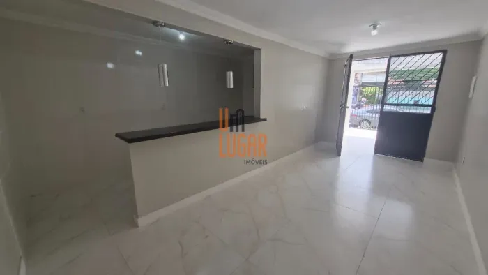 Casa à venda com 2 pavimentos, 6 quartos e acessos independentes na Quintino Bocaiúva Crem