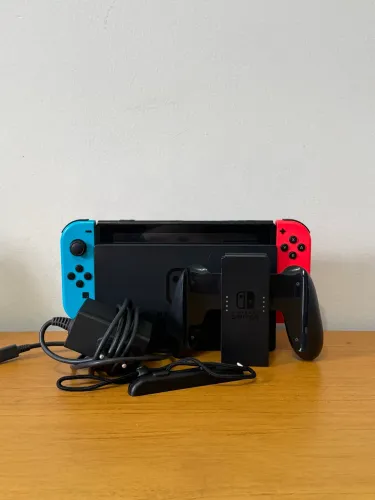 Nintendo Switch Usado + Cartão MicroSD(256GB)
