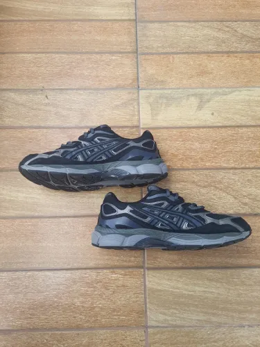 Tenis ASICS Gel-NYC, preto e cinza semi novo 