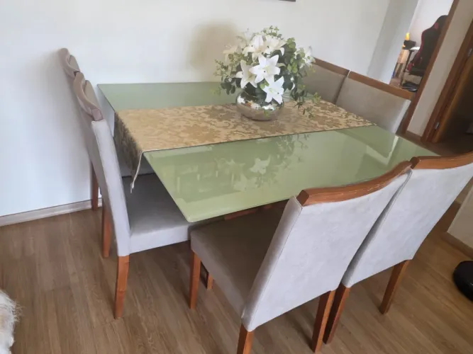 MESA DE JANTAR 1,40x1,40 + 6 CADEIRAS EM COURO