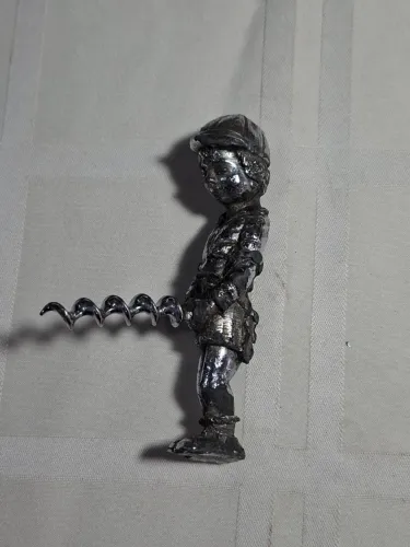 saca-rolhas de metal vintage famoso monumento Manneken Pis de Bruxelas.