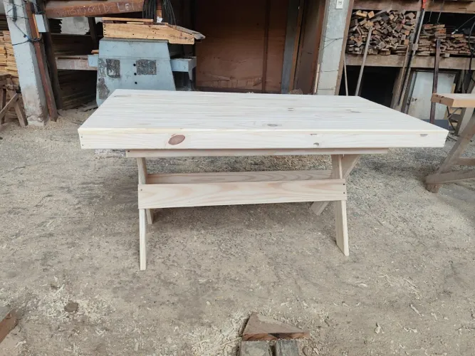 Mesa de jantar de madeira