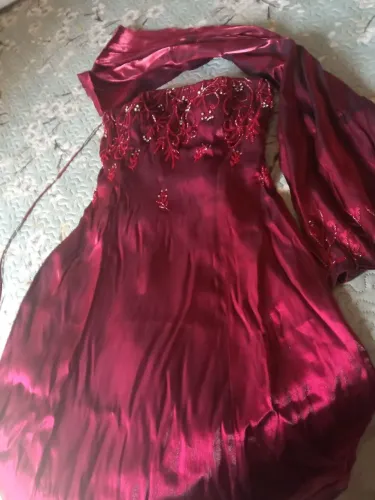 Vestido longo 100% poliéster, lindo bordado na cor marsalla