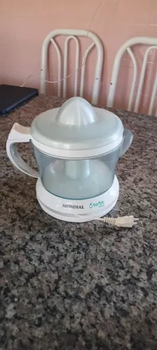Espremedor de Laranja Mondial Turbo Citrus - funcionando
