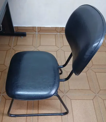 Cadeira Fixa escritório em corino preto