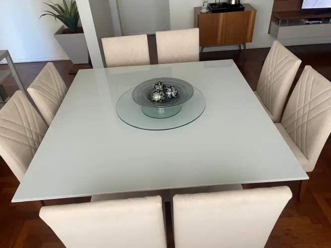 Conjunto de jantar: -Mesa quadrada -8 cadeiras estofadas em linho