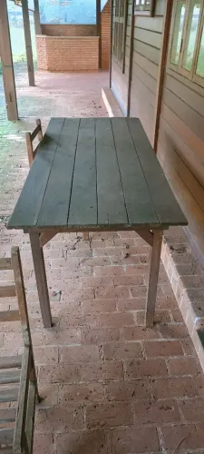 Vendo mesa de madeira com 6 cadeiras