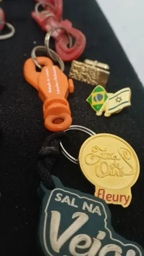 Lote variado exclusivo pins/broches e chaveiros acessórios vintage para colecionadores.