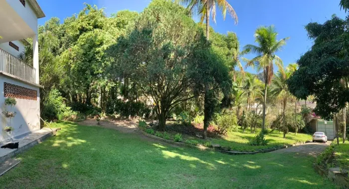 OPORTUNIDADE lindo Sítio com 8000m² e casa com 340m² em região de condomínios na Taquara -