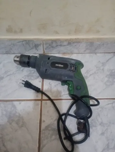 Vendo furadeira NOVA
