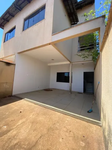 Vende-se sobrado geminado de 3/4 próximo Avenida Palmas Brasul Sul em Palmas - TO