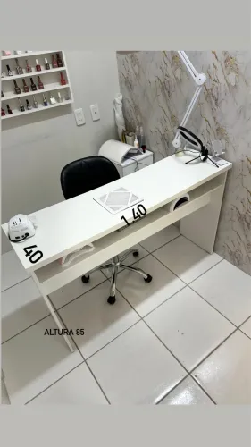 Mesa de manicure com aspirador 