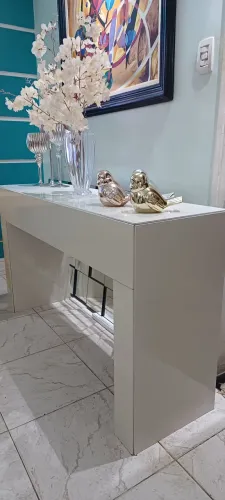 Aparador branco laqueado em perfeito estado.