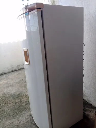 Vendo geladeira Consul, bem conservada.