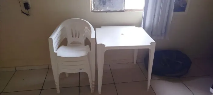Jogo de mesa com quatro cadeiras