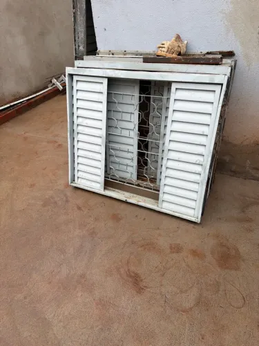 Janela de ferro e porta usada