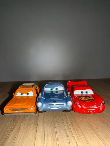 Filme Carros - Action Figure - McQueen, Finn e vilão